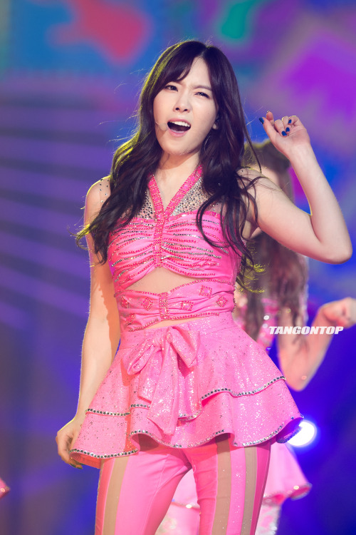 [PIC][08/09/10-11-2013]Hình ảnh mới nhất từ "2013 Girls' Generation's World Tour – Girls & Peace in HongKong" của SNSD (P3)  - Page 8 Tumblr_mytxlp4zcR1sewbc1o1_500