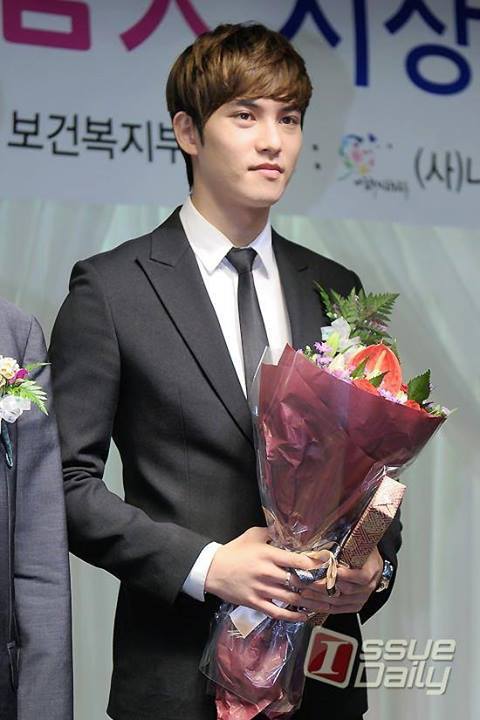 [Event] Lee Jonghyun et Jung Yonghwa au 3rd Sharing Happiness Awards (12.09.2013) Tumblr_mt0voi7dBZ1sprtz3o2_500