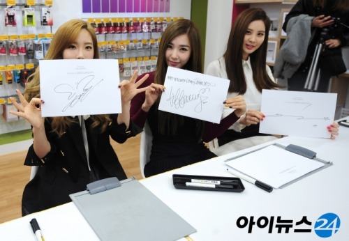 [PIC][31-10-2014]TaeTiSeo tham dự sự kiện "LG U+ iPhone 6 & 6 Plus Launching Fansign" vào sáng sớm nay Tumblr_neankuuh0l1sewbc1o1_500