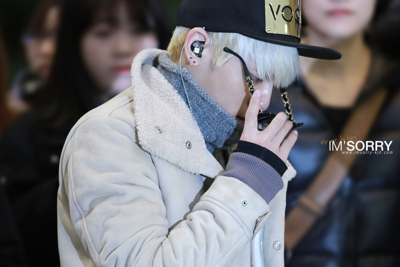 131224 Jonghyun @ Gimpo Airport rumbo a Japón Tumblr_myb10kMQ241qzk8j4o1_1280