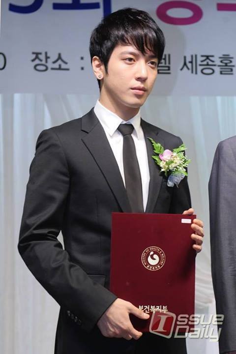 [Event] Lee Jonghyun et Jung Yonghwa au 3rd Sharing Happiness Awards (12.09.2013) Tumblr_mt0vnj1A3I1sprtz3o4_500