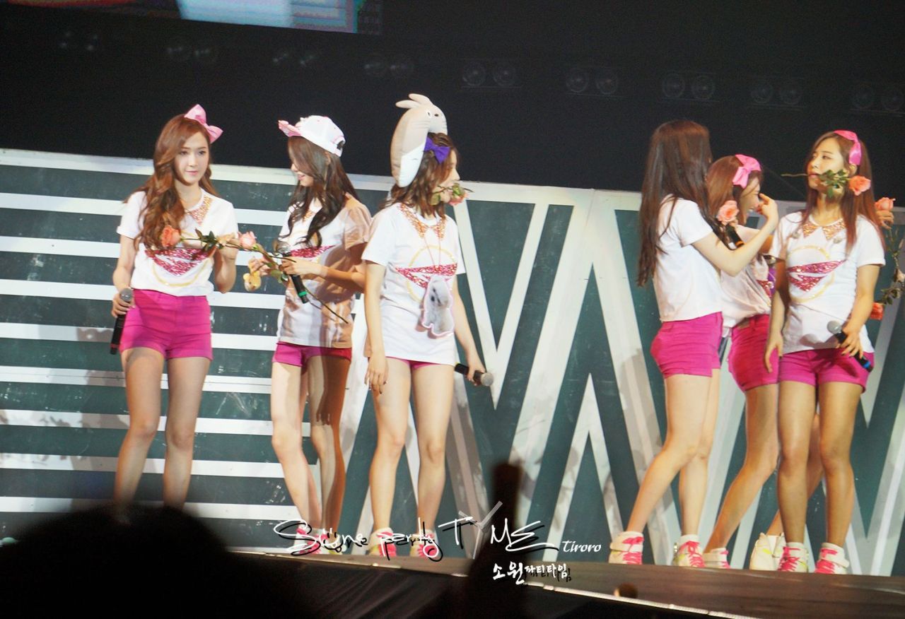 [PIC][15-02-2014]SNSD khởi hành đi Ma Cao để biểu diễn "2013 Girls' Generation's World Tour – Girls & Peace in Macau" vào sáng nay - Page 15 Tumblr_n1e2snNSA71sewbc1o1_1280