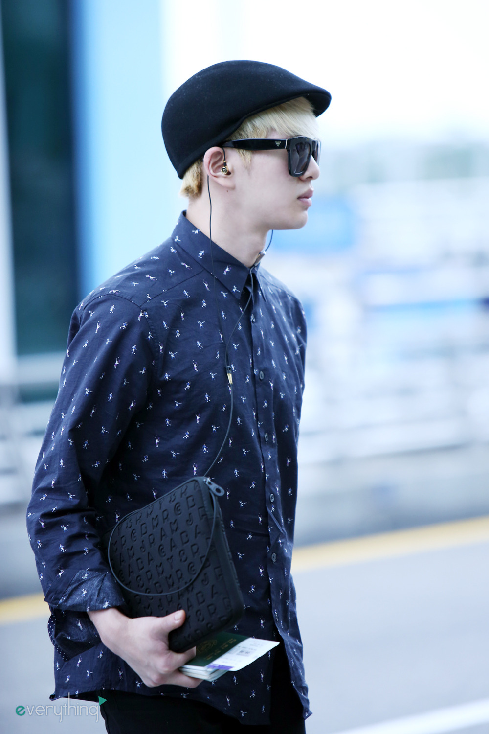 131008 Onew @ Aeropuerto de Incheon hacia Japón  Tumblr_mucfb8TmIA1r8fs1io1_1280