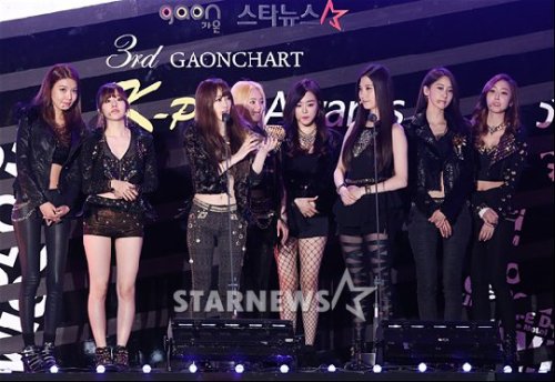 [PIC][12-02-2014]Hình ảnh mới nhất từ "THE 3RD GAONCHART K-POP AWARDS" của SNSD + MC Yuri vào tối nay - Page 2 Tumblr_n0vp9sKZ5s1sewbc1o1_500