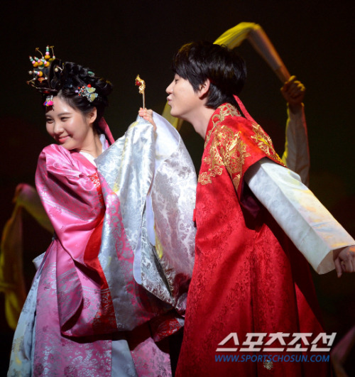 [OTHER][04-12-2013]Hình ảnh mới nhất từ vở nhạc kịch "The moon that embraces the sun" của SeoHyun - Page 2 Tumblr_mzoryhGxdq1sewbc1o3_500