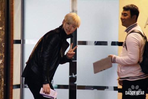 FAN.TAKEN| صور B.A.P في مطار Gimpo الدولي متوجهين إلى اليابان .. Tumblr_n31latA7161t5l152o1_500