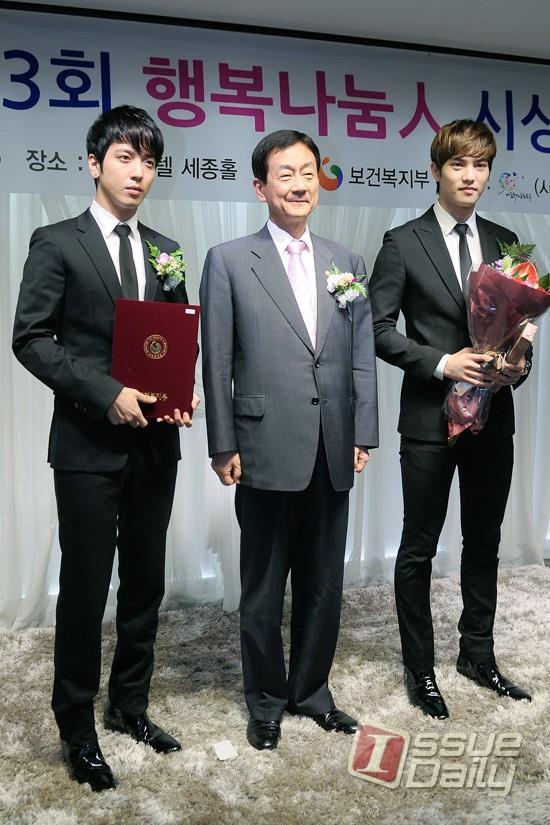 [Event] Lee Jonghyun et Jung Yonghwa au 3rd Sharing Happiness Awards (12.09.2013) Tumblr_mt10hosHOD1qe4v8qo1_1280