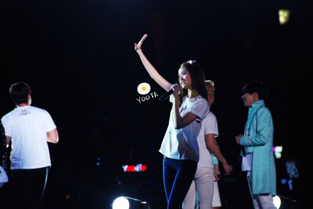 [PIC][18-10-2013]SNSD khởi hành đi Bắc Kinh để tham gia "SMTOWN Live World Tour III in Beijing" vào chiều nay - Page 4 Tumblr_muyaqnTOKu1rqp6ezo1_1280