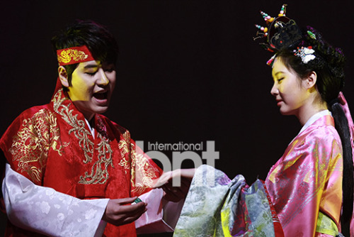 [OTHER][04-12-2013]Hình ảnh mới nhất từ vở nhạc kịch "The moon that embraces the sun" của SeoHyun Tumblr_mzosmnEzoD1sewbc1o1_500