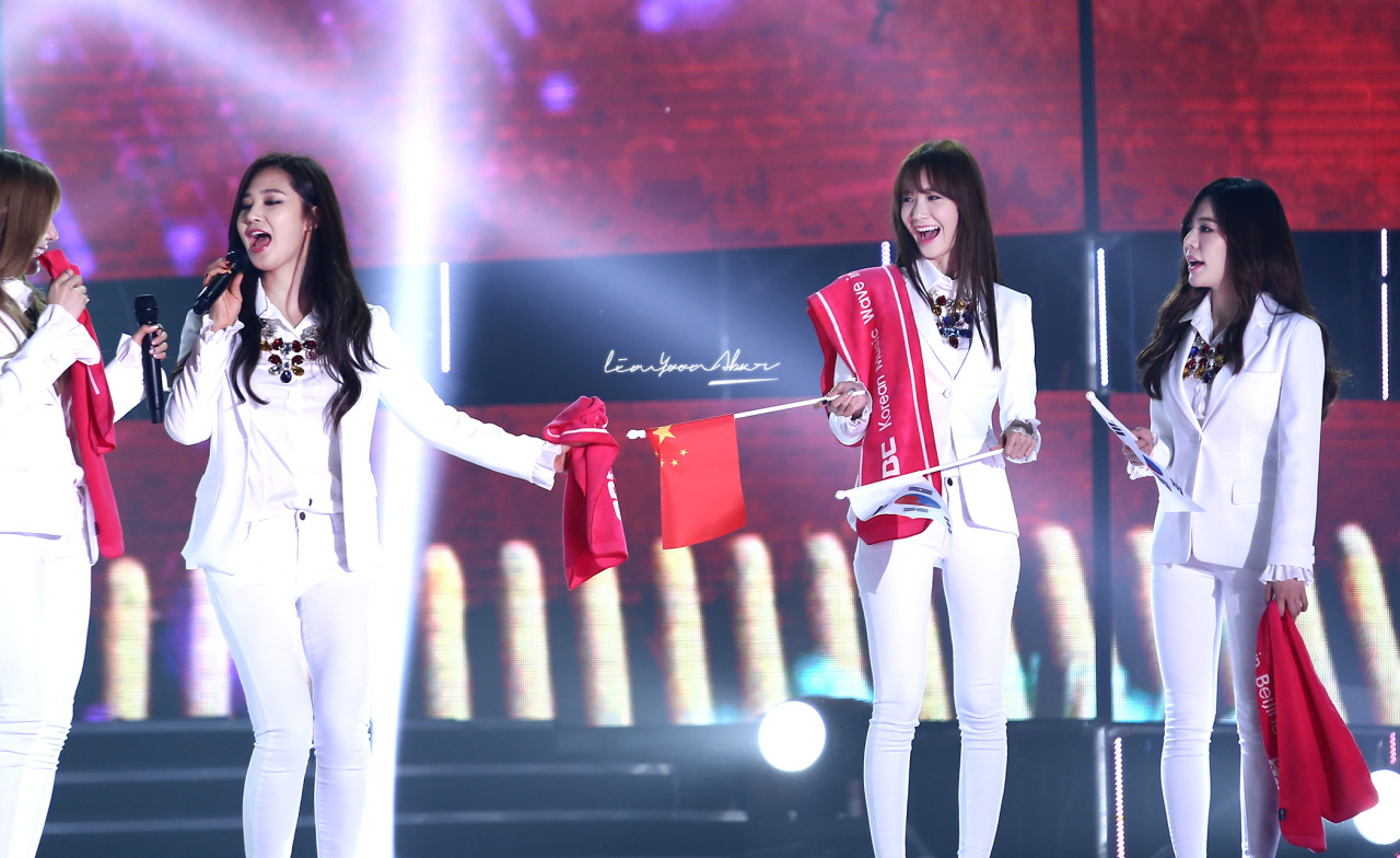 [PIC][24-10-2014]SNSD khởi hành đi Trung Quốc để biểu diễn tại "MBC Korean Music Wave in Beijing 2014" vào chiều nay - Page 8 Tumblr_nef2j1mwuf1sewbc1o3_1280