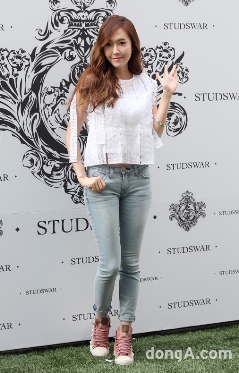 [PIC][02-04-2014]Jessica tham dự sự kiện khai trương cửa hàng giày thể thao "STUDSWAR" vào chiều nay Tumblr_n3eb1kyrgZ1sewbc1o1_500