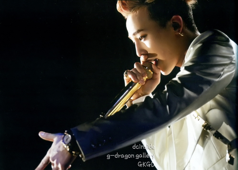 [22/11/2013][Photos] ONE OF A KIND World Tour In Japan Dome Special (HD Scans) Tumblr_mwn3wtwi1m1qb2yato9_1280