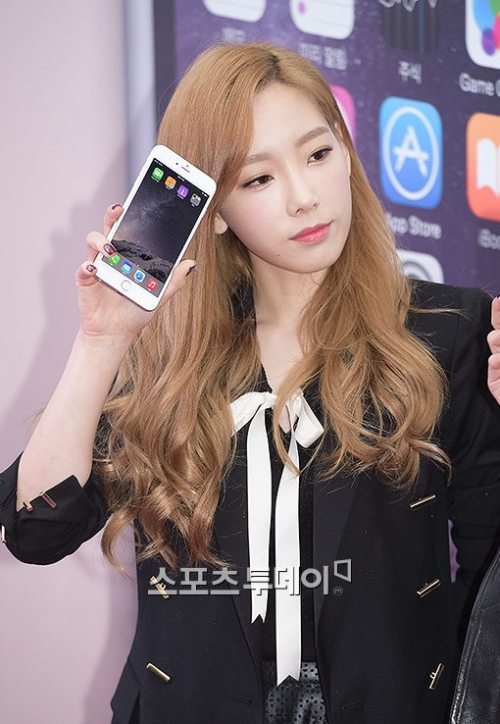 [PIC][31-10-2014]TaeTiSeo tham dự sự kiện "LG U+ iPhone 6 & 6 Plus Launching Fansign" vào sáng sớm nay Tumblr_nealbh0fmD1sewbc1o1_r1_500