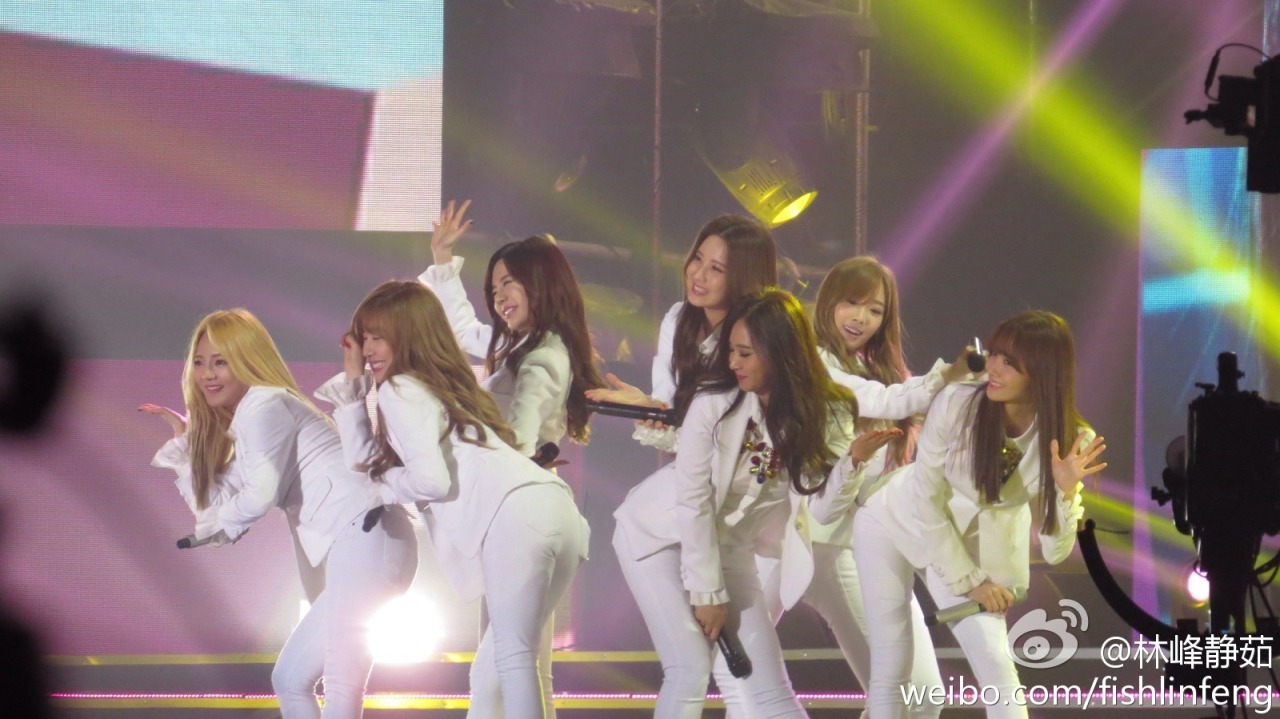 [PIC][24-10-2014]SNSD khởi hành đi Trung Quốc để biểu diễn tại "MBC Korean Music Wave in Beijing 2014" vào chiều nay - Page 4 Tumblr_ne1f0w440y1sewbc1o2_1280