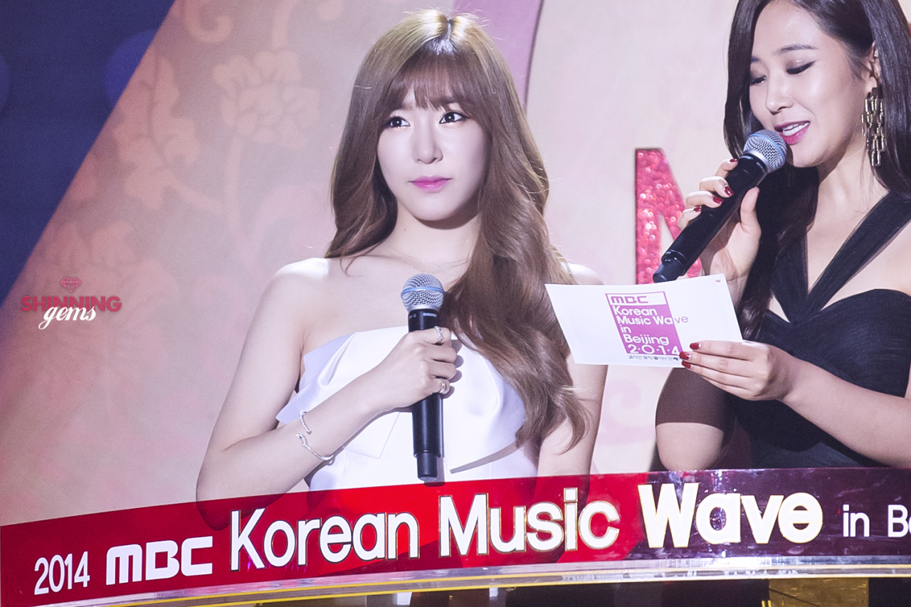 [PIC][24-10-2014]SNSD khởi hành đi Trung Quốc để biểu diễn tại "MBC Korean Music Wave in Beijing 2014" vào chiều nay - Page 4 Tumblr_ne1pcqmhwP1sewbc1o3_1280