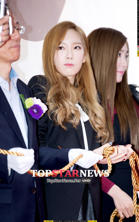 [PIC][31-10-2014]TaeTiSeo tham dự sự kiện "LG U+ iPhone 6 & 6 Plus Launching Fansign" vào sáng sớm nay Tumblr_neakro2NR71sewbc1o1_500