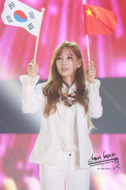 [PIC][24-10-2014]SNSD khởi hành đi Trung Quốc để biểu diễn tại "MBC Korean Music Wave in Beijing 2014" vào chiều nay - Page 9 Tumblr_nes1iquyPd1sewbc1o1_500