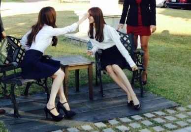 [PIC][15-10-2014]YoonA và SeoHyun xuất hiện tại Đại học Dongguk để chụp ảnh tốt nghiệp vào chiều nay Tumblr_ndhljw5iZ81s5ls2yo4_400