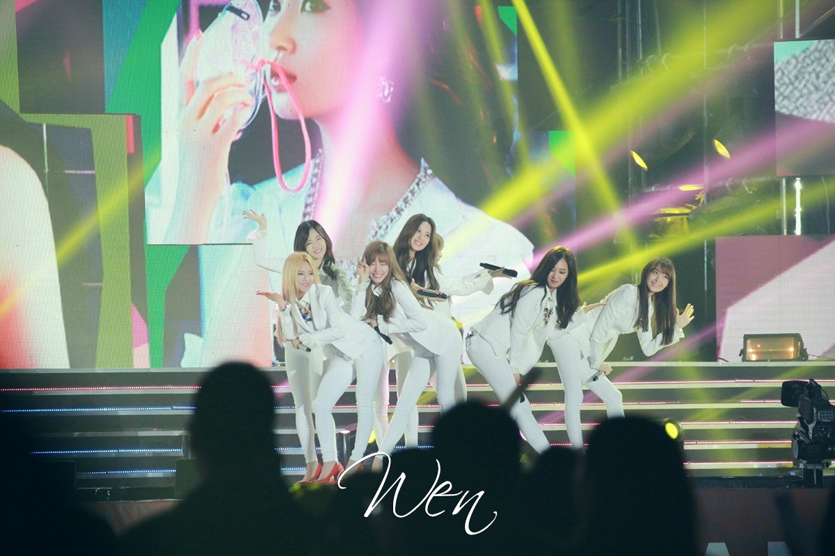 [PIC][24-10-2014]SNSD khởi hành đi Trung Quốc để biểu diễn tại "MBC Korean Music Wave in Beijing 2014" vào chiều nay - Page 4 Tumblr_ne274bh4bh1sewbc1o4_1280