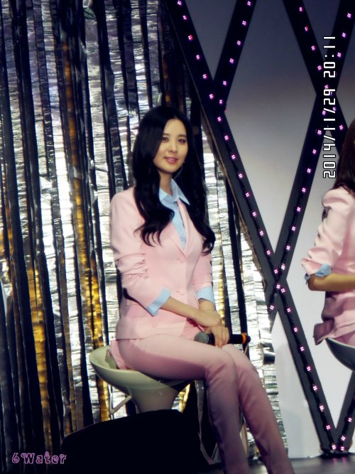 [PIC][29-11-2014]SNSD khởi hành đi Trung Quốc để tham dự "China for GG 1st Fan Party in Bejing" vào sáng nay - Page 5 Tumblr_nft68oPzAE1sewbc1o1_500