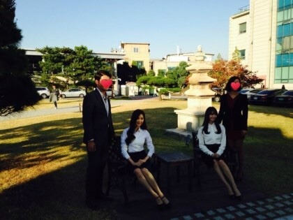 [PIC][15-10-2014]YoonA và SeoHyun xuất hiện tại Đại học Dongguk để chụp ảnh tốt nghiệp vào chiều nay Tumblr_ndhlpwIFAk1s5ls2yo1_500