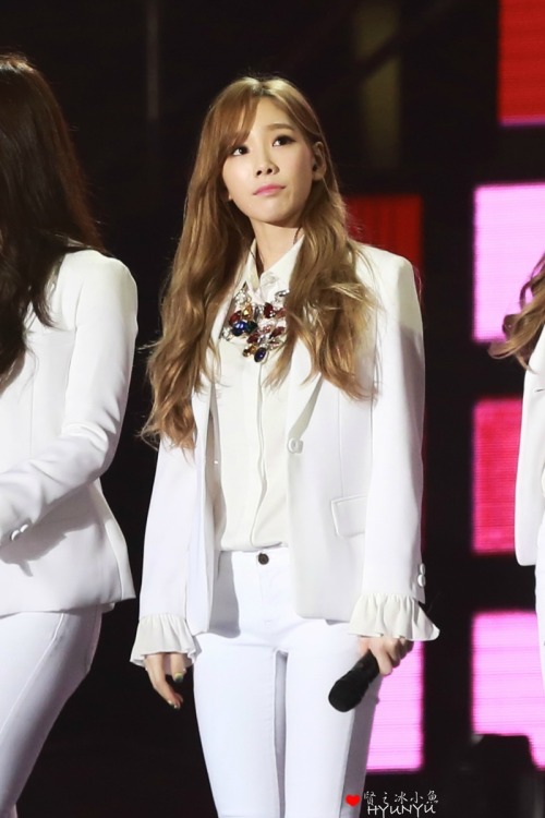 [PIC][24-10-2014]SNSD khởi hành đi Trung Quốc để biểu diễn tại "MBC Korean Music Wave in Beijing 2014" vào chiều nay - Page 3 Tumblr_ne3ap2bvKh1sewbc1o1_500