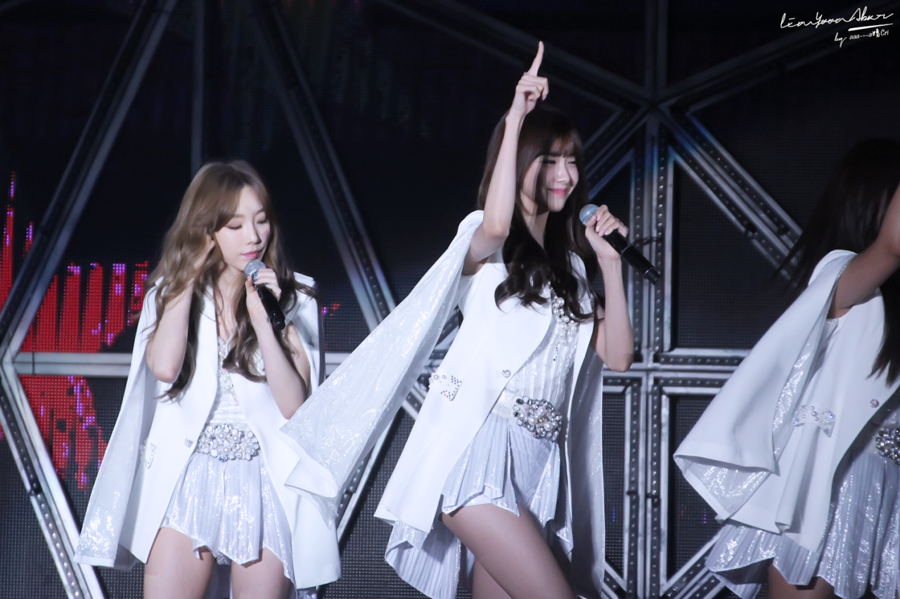 [PIC][17-10-2014]SNSD khởi hành đi Thượng Hải – Trung Quốc để tham dự "SMTOWN LIVE WORLD TOUR IV IN SHANGHAI" vào tối nay - Page 9 Tumblr_ndwfdgn0vC1sewbc1o2_1280