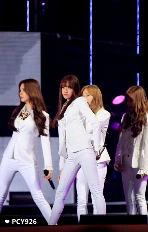 [PIC][24-10-2014]SNSD khởi hành đi Trung Quốc để biểu diễn tại "MBC Korean Music Wave in Beijing 2014" vào chiều nay - Page 3 Tumblr_ne3bf882UR1sewbc1o1_500