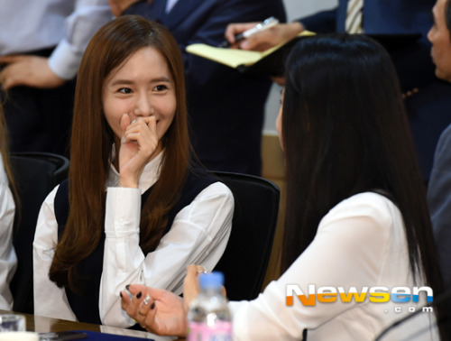 [PIC][17-09-2014]YoonA và SeoHyun tham dự Lễ bổ nhiệm Đại sứ cho trường ĐH Dongguk vào trưa nay Tumblr_nc1gobrJdd1sewbc1o1_500