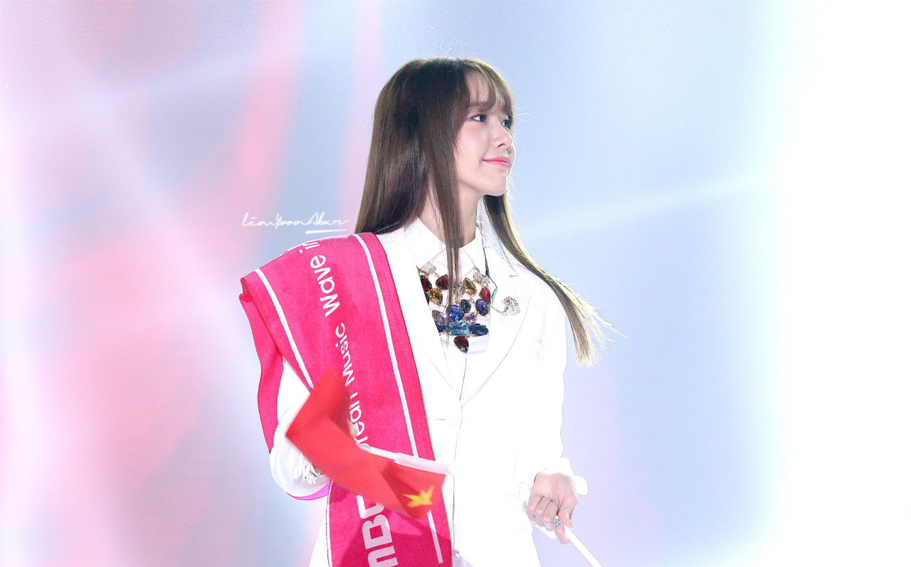 [PIC][24-10-2014]SNSD khởi hành đi Trung Quốc để biểu diễn tại "MBC Korean Music Wave in Beijing 2014" vào chiều nay - Page 8 Tumblr_ne9jg3xFbk1sewbc1o1_1280