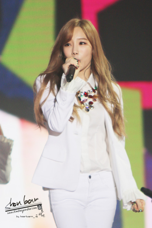 [PIC][24-10-2014]SNSD khởi hành đi Trung Quốc để biểu diễn tại "MBC Korean Music Wave in Beijing 2014" vào chiều nay - Page 9 Tumblr_nes1a8NOgm1sewbc1o1_500