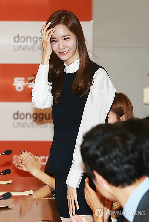 [PIC][17-09-2014]YoonA và SeoHyun tham dự Lễ bổ nhiệm Đại sứ cho trường ĐH Dongguk vào trưa nay Tumblr_nc10xiSUGt1sewbc1o1_500