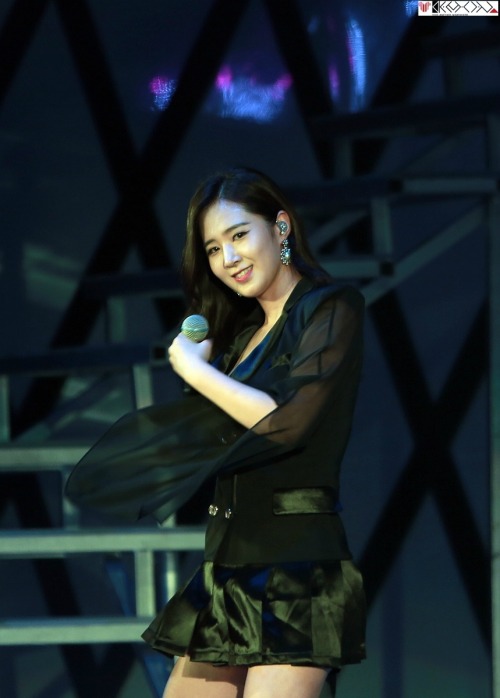 [PIC][30-09-2014]SNSD khởi hành đi Trung Quốc để tham dự "China for GG 1st Fan Party in ShenZhen" vào sáng nay - Page 6 Tumblr_ncx8aaCuN11sewbc1o2_500