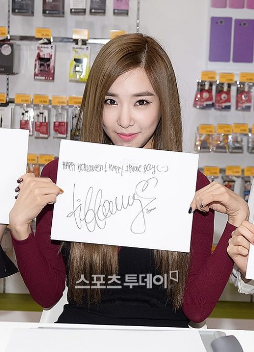 [PIC][31-10-2014]TaeTiSeo tham dự sự kiện "LG U+ iPhone 6 & 6 Plus Launching Fansign" vào sáng sớm nay Tumblr_neal9eTUtp1sewbc1o1_500