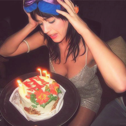 Photos de Katy Perry - Page 3 Tumblr_metkzfRAHE1ruz87d