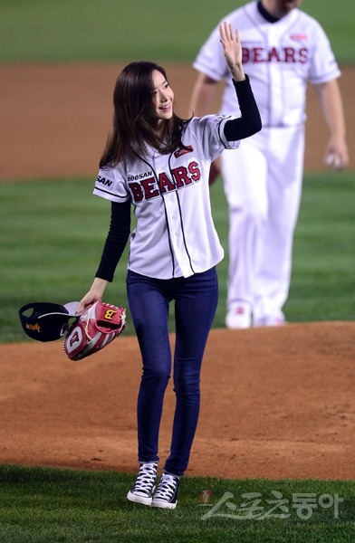 [PIC][21-10-2015]YoonA ném bóng mở màn cho trận đấu bóng chày giữa 2 đội Doosan Bears VS NC Dinos tại SVĐ Jamsil vào chiều nay Tumblr_nwkrzsRXjF1sewbc1o3_400