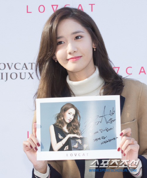 [PIC][24-10-2015]YoonA tham dự buổi fansign cho thương hiệu "LOVCAT" vào chiều nay Tumblr_nwptdm6P5d1sewbc1o1_500