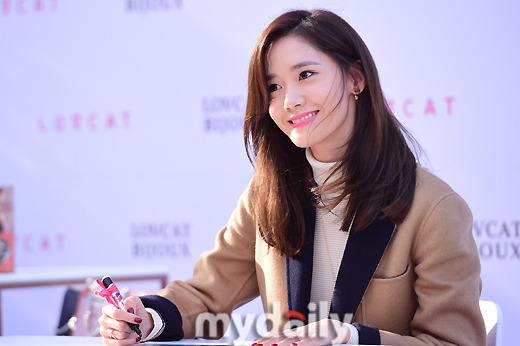 [PIC][24-10-2015]YoonA tham dự buổi fansign cho thương hiệu "LOVCAT" vào chiều nay Tumblr_nwpt1lLWBJ1sewbc1o2_r1_540