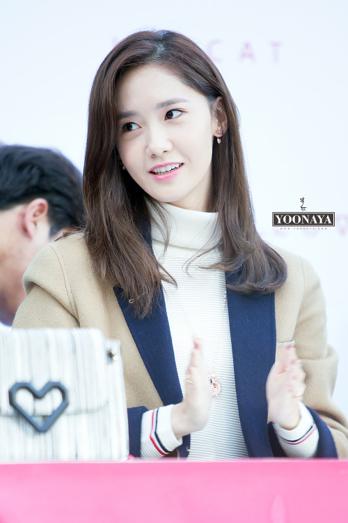 [PIC][24-10-2015]YoonA tham dự buổi fansign cho thương hiệu "LOVCAT" vào chiều nay - Page 4 Tumblr_nwvplxUBml1sewbc1o1_500