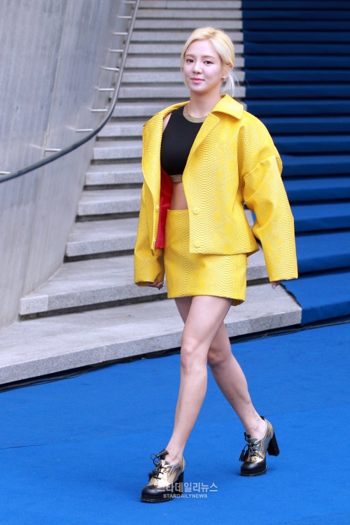 [PIC][20-10-2015]HyoYeon tham dự "HERA SEOUL FASHION WEEK S/S 2016 'KYE'" vào trưa nay Tumblr_nwixy0J0Vp1sewbc1o1_500