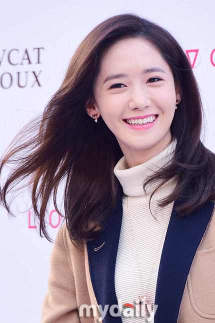 [PIC][24-10-2015]YoonA tham dự buổi fansign cho thương hiệu "LOVCAT" vào chiều nay Tumblr_nwpt20iR2A1sewbc1o1_500