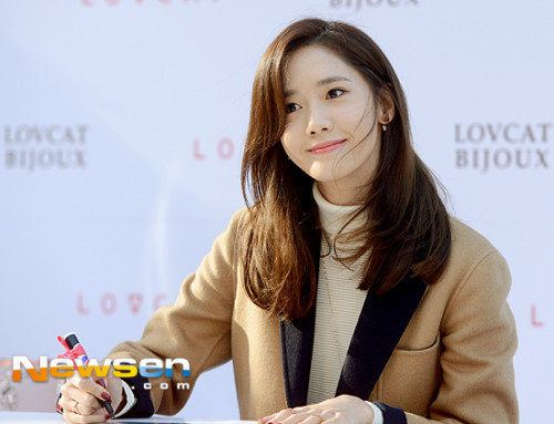 [PIC][24-10-2015]YoonA tham dự buổi fansign cho thương hiệu "LOVCAT" vào chiều nay Tumblr_nwptr9vD7a1sewbc1o1_500