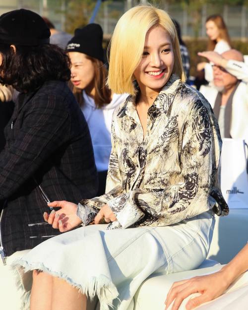  [PIC][17-10-2015]HyoYeon tham dự "HERA SEOUL FASHION WEEK S/S 2016 'THE CENTAUR'" vào chiều nay Tumblr_nwehcwiDVE1sewbc1o1_500