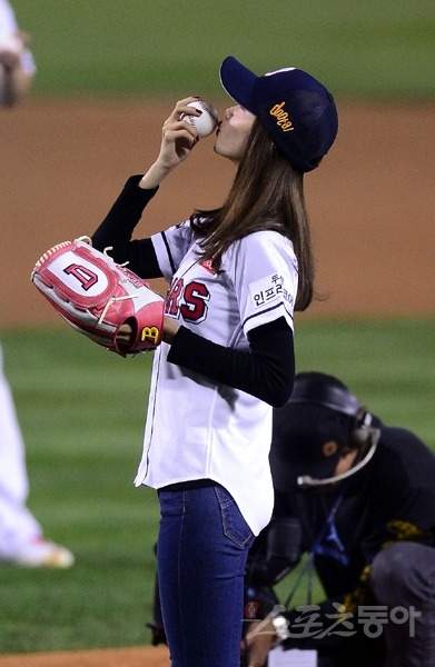 [PIC][21-10-2015]YoonA ném bóng mở màn cho trận đấu bóng chày giữa 2 đội Doosan Bears VS NC Dinos tại SVĐ Jamsil vào chiều nay Tumblr_nwkrzsRXjF1sewbc1o1_400