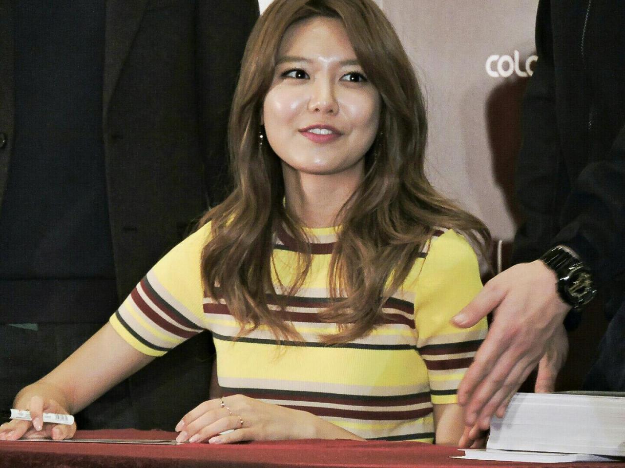 [PIC][04-02-2015]SooYoung xuất phát đi Hồng Kông để tham dự buổi fansign cho thương hiệu mỹ phẩm "LLang" - Page 3 Tumblr_njb0nyO9T11sewbc1o3_1280