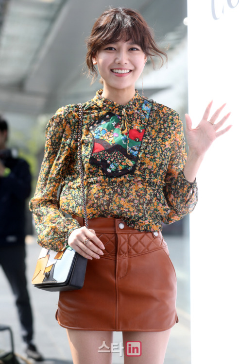 [PIC][14-04-2016]SooYoung tham dự sự kiện khai trương chi nhánh mới tại Seoul của thương hiệu "COACH" vào chiều nay Tumblr_o5m906NSwl1sewbc1o1_500