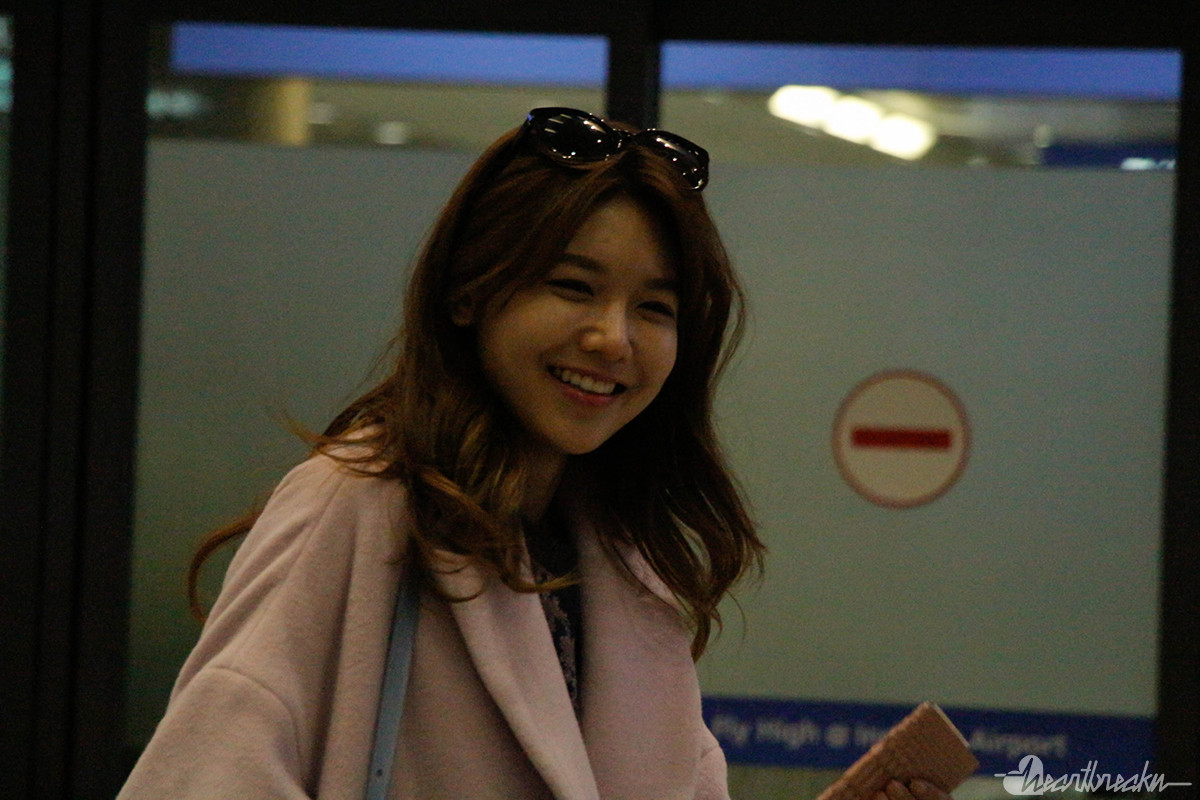 [PIC][06-02-2015]Tiffany và SooYoung trở về Hàn Quốc vào sáng sớm nay Tumblr_njcwehaagl1sewbc1o2_1280