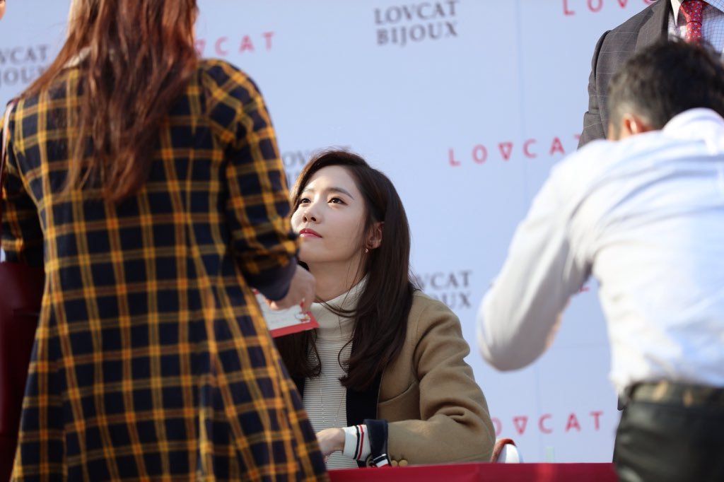 [PIC][24-10-2015]YoonA tham dự buổi fansign cho thương hiệu "LOVCAT" vào chiều nay - Page 5 Tumblr_nwxpsnmc7Q1sewbc1o4_1280