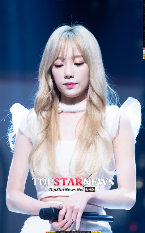 [PIC][03-12-2015]TaeTiSeo tham dự Showcase "TTS X-MAS Special 'Dear Santa'" vào tối nay Tumblr_nyt48kf1fo1sewbc1o1_500