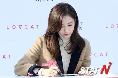 [PIC][24-10-2015]YoonA tham dự buổi fansign cho thương hiệu "LOVCAT" vào chiều nay Tumblr_nwppkwOhHm1sewbc1o1_500